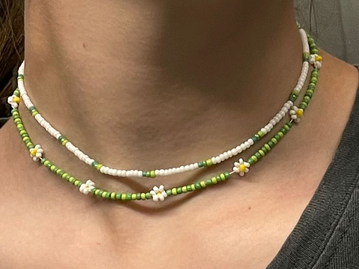 Beaded Jewelry Green, Green Beaded Jewelry, Necklace Diy Aesthetic, Necklace Diy Ideas, Bead Necklace Aesthetic, Pearl Necklace Diy, Trendy Beaded Necklace, Diy Beaded Rings, Pretty Jewelry Necklaces