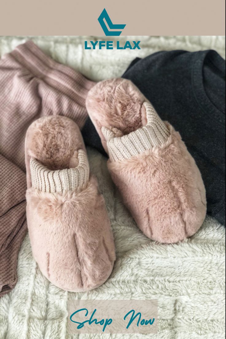 Cotton and plush pink slippers for women from Lyfe Lax. Funny Slippers, Plush Slippers, Lounge Outfit, Enjoy Your Weekend, Lay On, Home Slippers, Slippers For Women, Relaxing Bath, Cozy Home