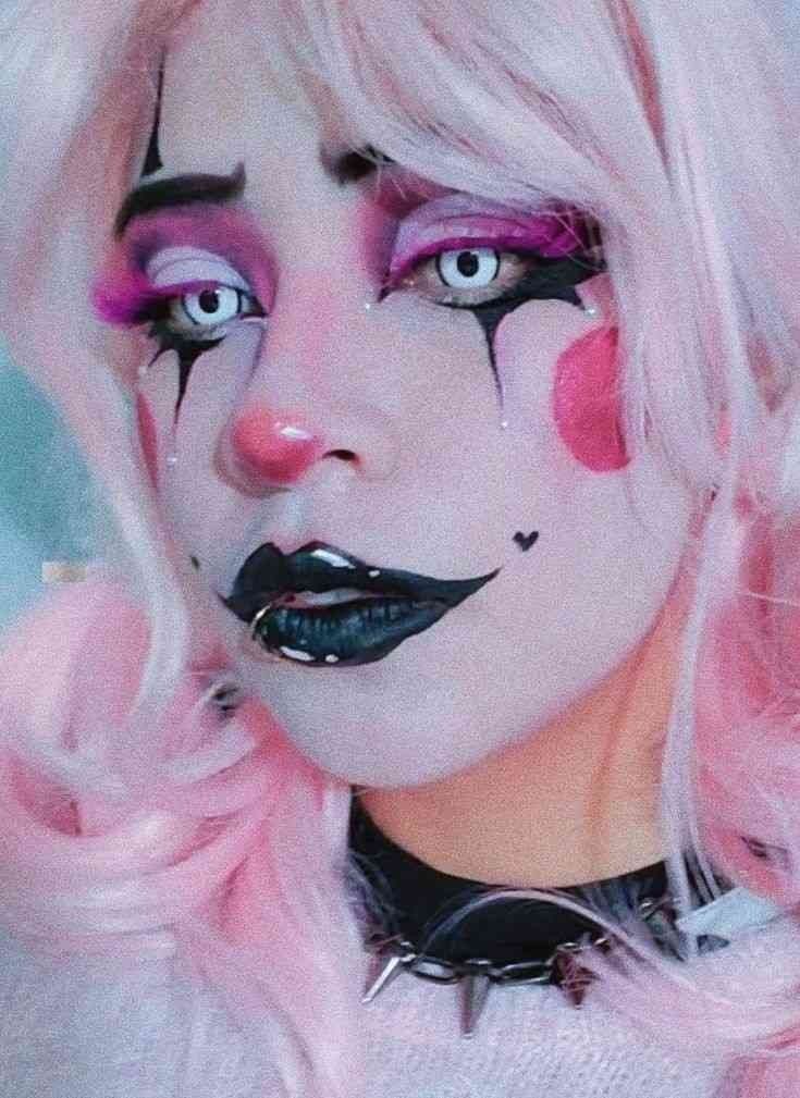 Halloween Alt Makeup, Clown Makeup Halloween Creepy, Creepy Cute Clown Makeup, Creepy Smile Makeup, Creepy Cute Halloween Costumes, Pink And Black Clown Makeup, Creepy Clown Outfit, Subtle Clowncore Makeup, Halloween Circus Makeup