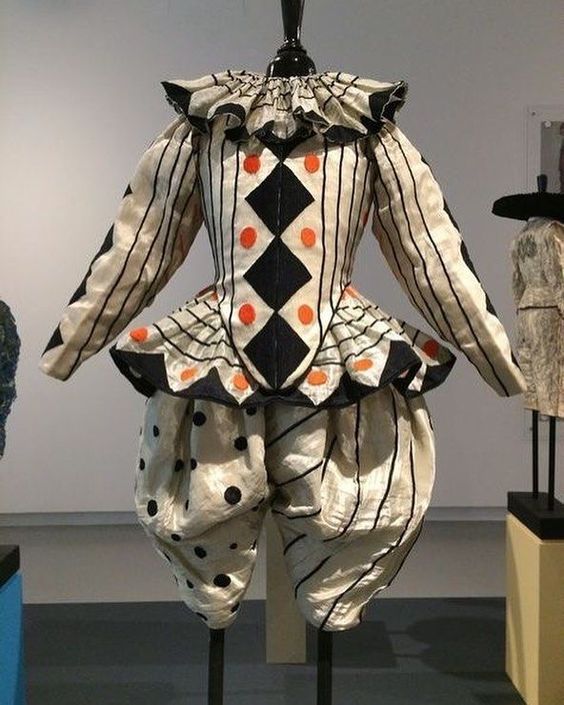 two mannequins are on display in an art gallery