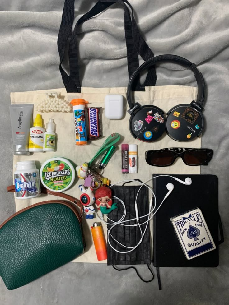 Whats In My Collage Bag, What I Have In My Bag School, Aesthetic What’s In My Backpack, What I Carry In My Bag, Cute Whats In My Bag, What’s In My Bag Grunge, What I Have In My School Bag, Whats In My Bag Grunge, What's In My Messenger Bag