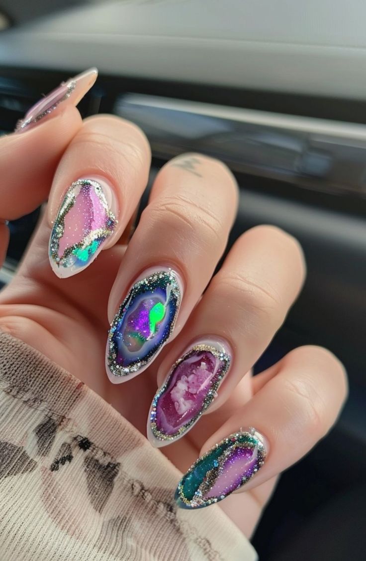 26 Gorgeous Geode Nail Art Designs To Gem Up Your Nails Celebrity Nail Designs, Glitter Nails Colorful, Capsulated Acrylic Nails, Geode Nail Art, Gem Nail Designs, Stone Nail Art, Cherry Blossom Nails, Hard Gel Nails, Magic Nails