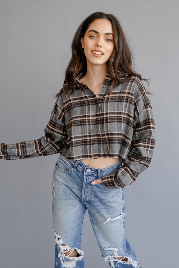 A plaid crop jacket featuring long sleeves, button-up in front and back, and a collar. Plaid Crop Top Outfit, Check Shirts For Women, Jeans And Crop Top, Crop Shirts For Women, Flannel Crop Top, Full Sleeve Crop Top, Plaid Shirt Outfits, Collar Model, Crop Top With Jeans