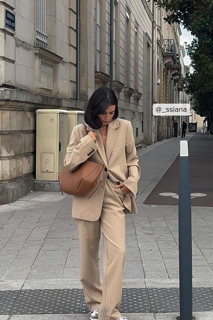 These suit pants feature a mid-waist design. They have a straight leg and side slanting pockets. These suit pants feature a zipper, hook and button closure. Minimalist Winter Outfit, Oversized Blazer Outfit, Coffee Date Outfits, Perfect Winter Outfit, Winter Outfits Cold, Beige Blazer, Lapel Blazer, Blazer Beige, Cute Winter Outfits