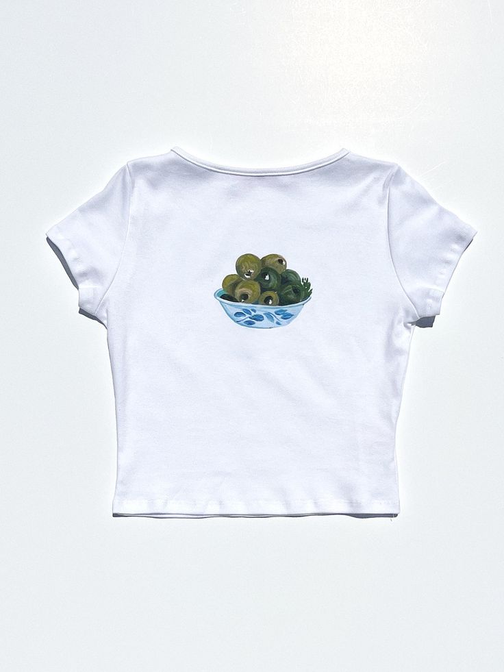 The best selling Olive Bowl graphic now available in the Alex Tee!! Details Classic white cropped baby t-shirt in a lightweight cotton jersey100% Deadstock cottonMachine wash cold, gentle, lay flat to dry only. Do not bleach. Made in Los Angeles Size Bust Total Length Sleeve Length XS 30-35" 17.5" 5.25" S 32-37" 18" 5.5" M 34-39" 18.5" 5.75" L 36-41" 19" 6" XL 39-44" 19.5" 6.25" 2XL 42-47" 20" 6.5" 3XL 45-50" 20.5" 6.75" Olive Bowl, Fun Fruit, Grafic Tees, Outfit Comfortable, Y2k Crop Top, Cropped Long Sleeve Top, Y2k Tops, Y2k Shorts, Y2k Preppy