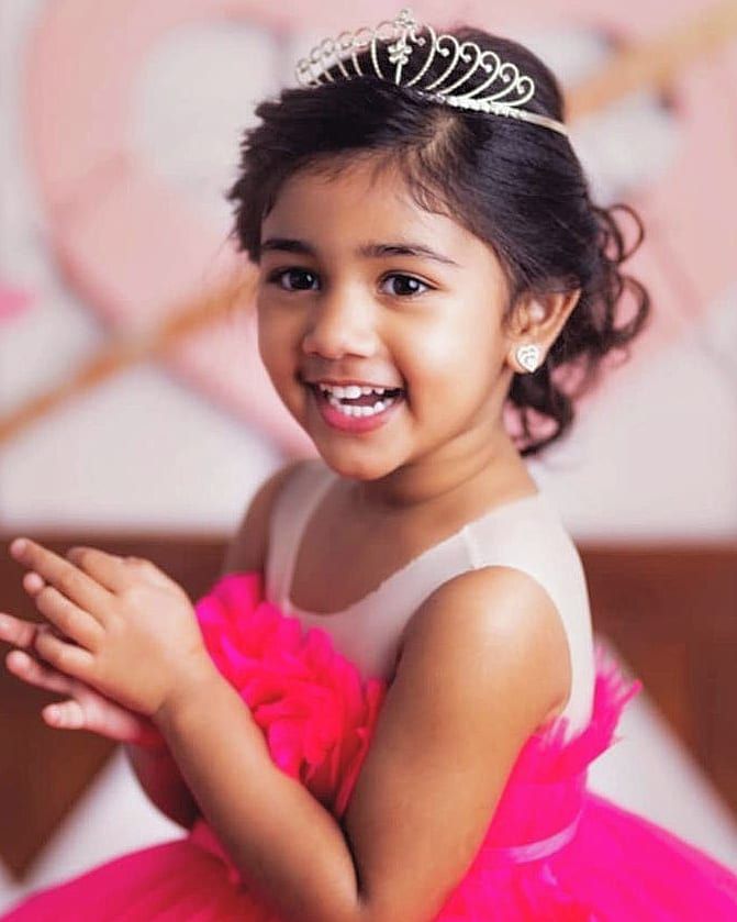 CUTE LITTLE PRINCESS ALLU ARHA IMAGES Allu Arha Pics, Allu Arha, Allu Arjun Hairstyle New, Allu Arjun Images, Allu Arjun Hairstyle, Frocks Design, Stylish Mehndi, Stylish Mehndi Designs, New Photos Hd