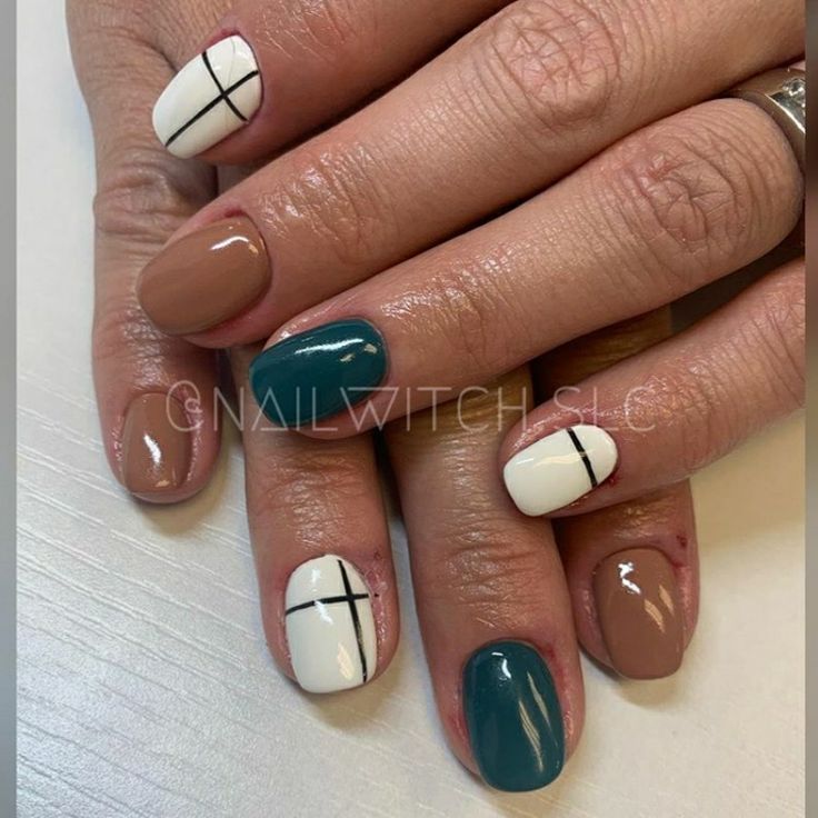 Fall Nail Stripe Designs, Cute Fall Nails Simple Gel Short, Fall Nails Stripes, Cute Simple Fall Nails Short, Dip Nail Ideas Oval, Easy Diy Fall Nails Simple, September Nails Color Fall Short, Cute Thanksgiving Nails Acrylic Short, Fall Nails Fair Skin