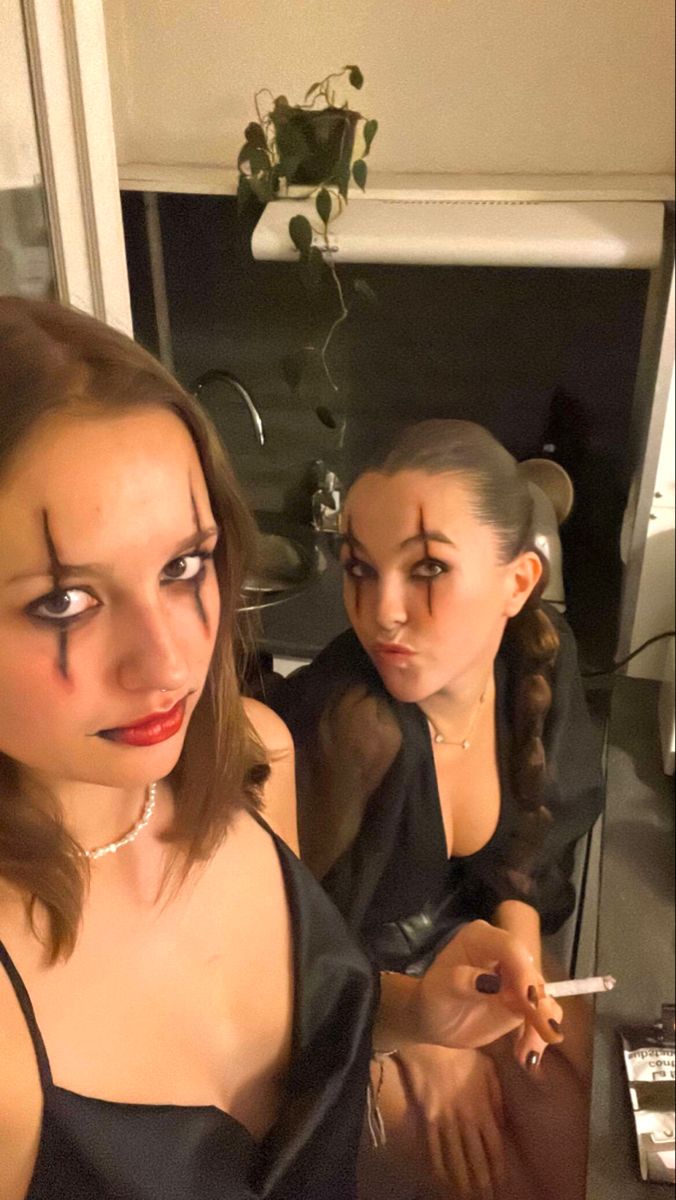 Duo Halloween Makeup, Halloween Costumes Duo Friends Scary, Bff Halloween Costumes For 2 Scary, Helloween Customers, Partner Halloween Costumes Bff, Matching Halloween Makeup, Halloween Duo Outfits, Halloween Costumes Duo Scary, Duo Halloween Costumes Scary