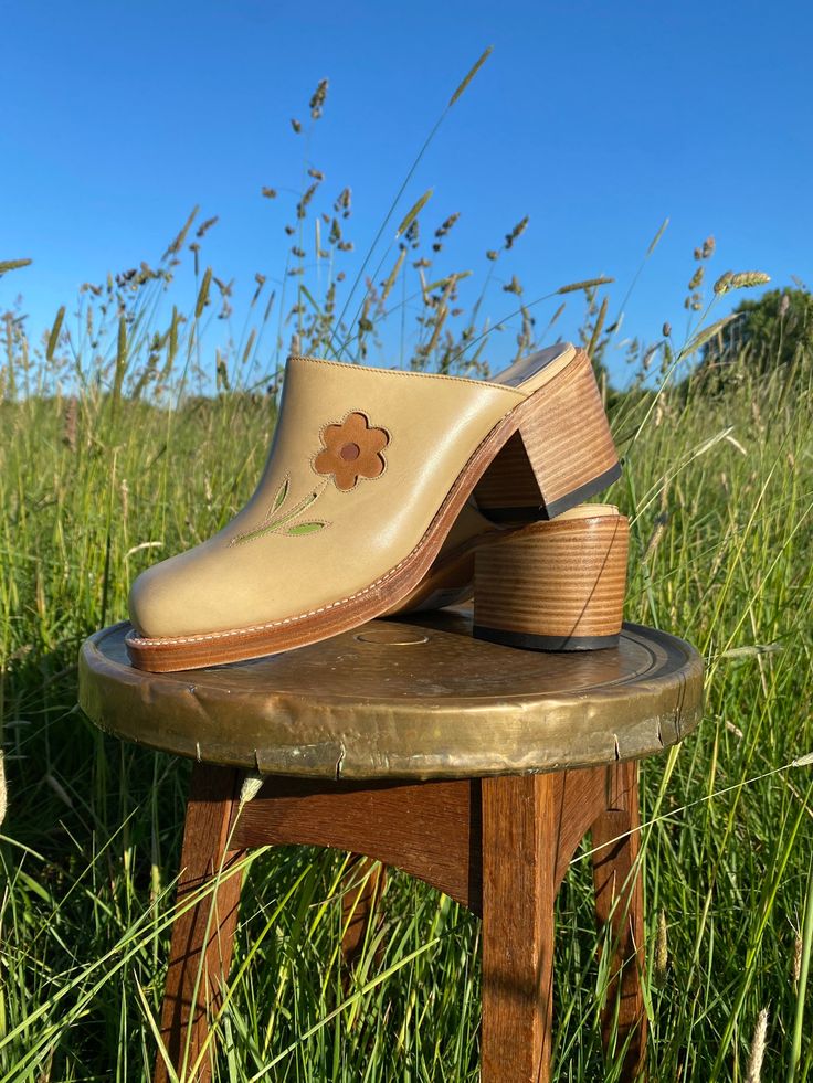 Amazing flower clogs in Camel / vintage yellowish look Instagram: @dandeliethelabel or find the full collection at our website www.dandelie.com Size tabel EUUSUK 3664 376,54,5 3875 3986 4097 419,57,5 42108 Spring Retro Mules With Round Toe, Spring Retro Round Toe Mules, Retro Spring Mules With Round Toe, Retro Round Toe Mules For Spring, Retro Spring Clogs With Round Toe, Spring Retro Round Toe Clogs, Retro Round Toe Clogs For Spring, Spring Retro Closed Toe Clogs, Retro Mules With Wooden Heel For Spring