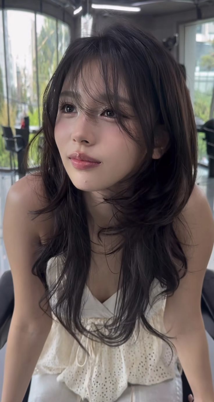 Short Mid Length Hairstyles, Curtain Bangs Front View, Korean Side Part, Korean Long Layered Haircut, Hair Inspo Layers, Asian Hair Inspiration, Hairstyles For Asian Women, Long Layered Hair With Side Bangs, Pretty Hair Cuts