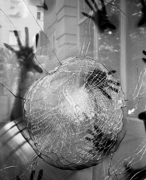 don't you love the way this looks like a spiderweb? Broken Mirror, Hand Prints, Shattered Glass, Fear The Walking Dead, Broken Glass, Maze Runner, Black And White Photography, Dark Art, Glass Window