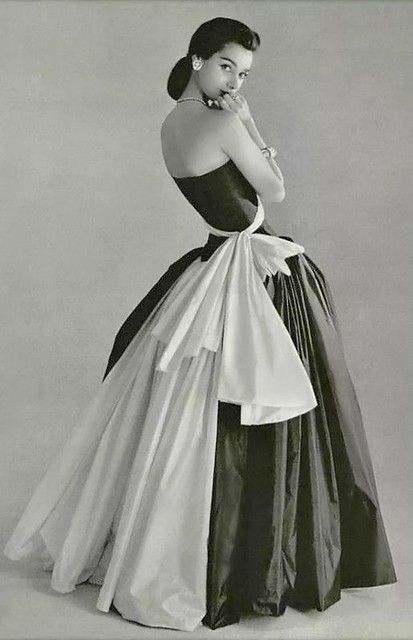 Madame Gres evening dress 1956 | Peter Buchorne | Flickr Madame Gres, Glamour Vintage, Mode Tips, Fifties Fashion, Look Retro, Fashion 1950s, 1950s Style, Retro Mode, Vintage Gowns