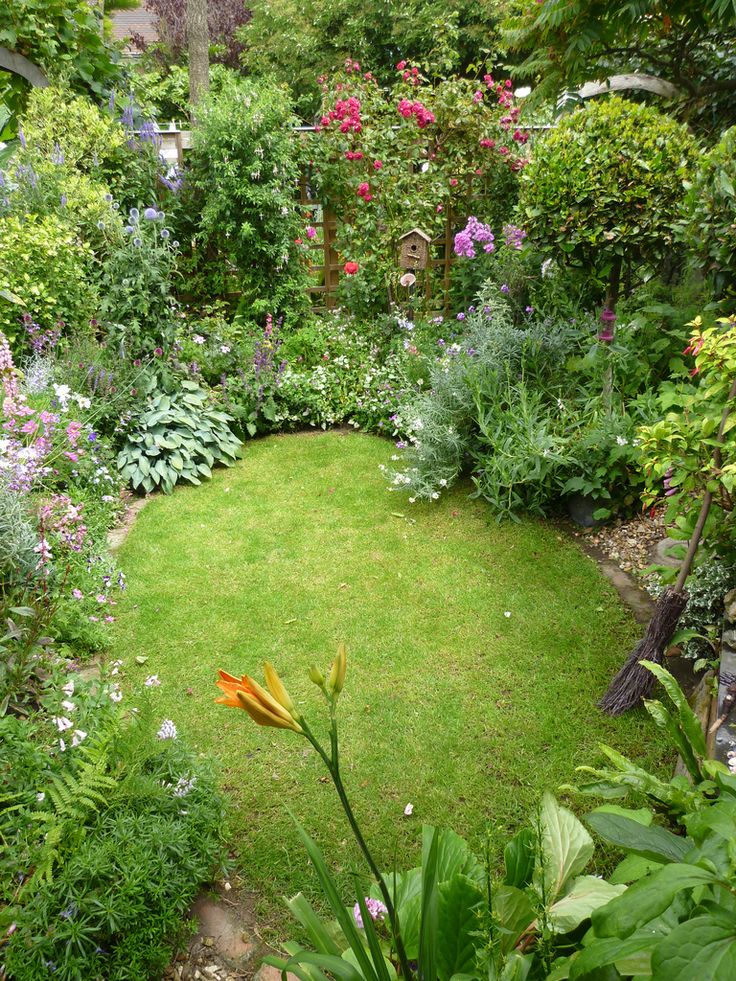 a garden with lots of green grass and flowers