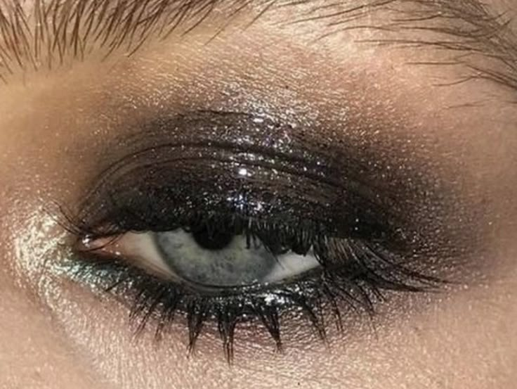 Kesha Eye Makeup, Makeup Ideas Nye, Kesha Inspired Makeup, Emo Eye Makeup 2000s, Kesha Core Aesthetic, 2000s Smokey Eye, 90s Prom Makeup, Rockstar Girlfriend Aesthetic Makeup, 90s Vampy Makeup