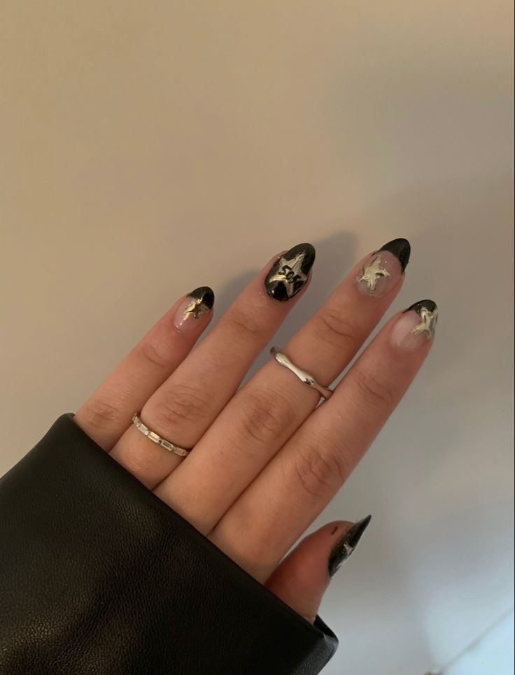 Watch the tutorial on tiktok : https://vm.tiktok.com/ZGede3avH/ Star nails , arctic monkeys , 505 , stargirl , nailart , nail inspo , chrome nails , black frenchies , concert nails , nail inspiration , stargirl aesthetic , silver jewelry , chrome aesthetic Stargirl Aesthetic Jewelry, Black And Silver Outfit Aesthetic, Arctic Monkey Inspired Nails, Artic Monkeys Nail Art, Artic Monkey Nails, Black And Silver Concert Outfit, Silver Chrome Star Nails, Arctic Monkeys Inspired Nails, Arctic Monkeys Nail