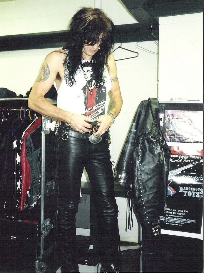 80s male look 90 Rock Fashion, 80s Glam Rock Fashion Men, 80s Fashion Metal, 80s Rocker Outfit Men, 80s Glam Metal Aesthetic, 80s Rocker Aesthetic, 80s Rock Outfit Men, 80s Metal Outfits, 80s Glam Metal Fashion