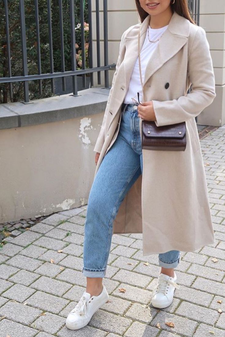 Beige Duster Coat Outfit, Beige Coat Styling, Beige Coats For Women, White Mum Jeans Outfit, Outfits With White Coat, Beige Mac Coat Outfit, Ivory Trench Coat Outfit, Mum Style Outfits 2023, Outfits With Beige Coat