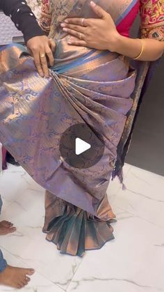 Blouse On Designer Saree, Koli Saree Style, Draping A Saree, Elegant Saree For Wedding, Elegant Saree Look For Wedding, Blouse Design For Fancy Saree, Saree Draping Styles Wedding, How To Drape A Saree, How To Wear Saree