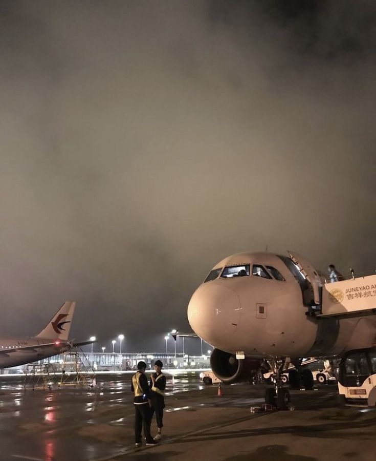 airport aesthetic night aesthetic late night vibe 3 am aesthetic Airport Aesthetic, Life Vision Board, Night Vibes, The Windy City, Future Lifestyle, Dream Lifestyle, City Aesthetic, Future Life, Pretty Places