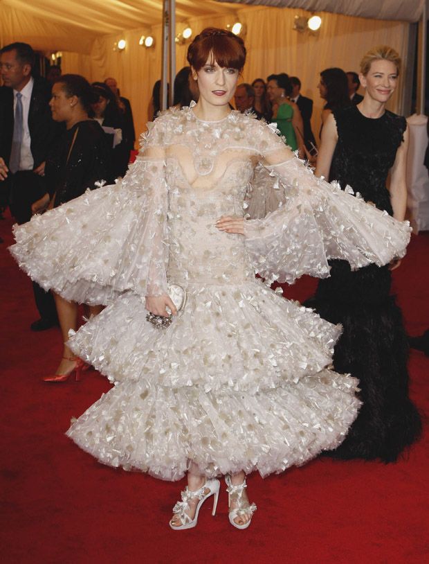 Florence in McQueen. How did she go to the toilet ?? Outrageous Fashion, Florence Welch, Led Fashion, Costume Institute, Celebrity Look, Beautiful Gowns, Gray Dress, Florence, Dress To Impress