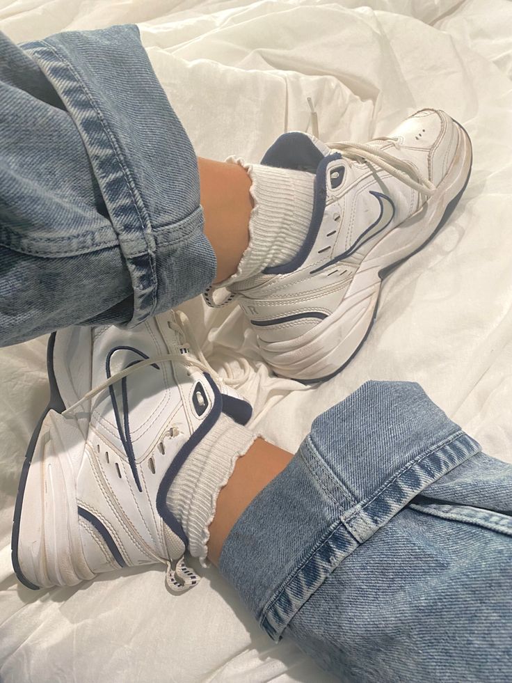 Chunky Shoe Aesthetic, 90s Shoes Women Sneakers, 90s Sneakers Aesthetic, White Tennis Shoes Aesthetic, Nike Shoes Chunky, Chunky Nike Sneakers Outfit, Clunky Sneaker Outfit, Bulky White Sneakers Outfit, Aesthetic Chunky Sneakers