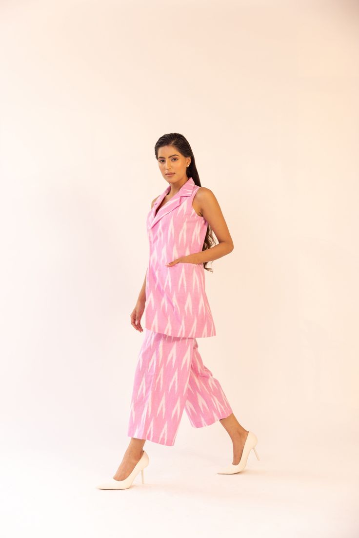 Featuring a baby pink ikat sleeveless jacket , paired with matching pants in cotton base. Color: BABY PINK FABRIC: IKAT COTTON Delivery time 15 to 20 days Look Wide Leg, Half Jacket, Pink Wrap, Pop Up Event, Matching Pants, Sleeveless Jacket, Thread Work, Pink Fabric, Color Rosa