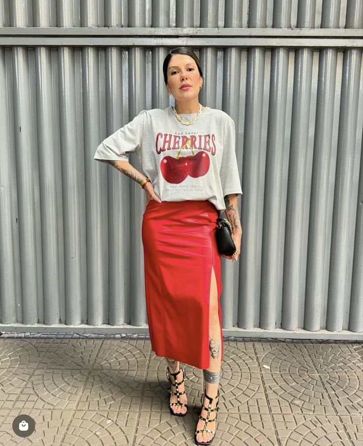 Graphic Tshirt Outfit, Fun Outfits, Street Style Fall Outfits, Moda Chic, Fashion Fail, Red Skirt, Fashion Aesthetics, Trendy Fall Outfits, Fashion Mistakes