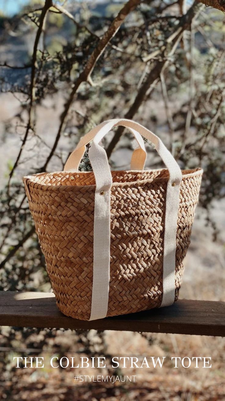 IG: @jaunt_world Sustainable Bag, Creative Shot, Bridal Bag, Wicker Bags, Vacation Outfit, Natural Cream, Straw Tote, Timeless Accessories, Bridal Gifts