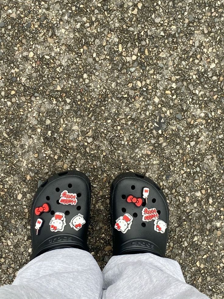 Cute Black Crocs, Black Crocs Aesthetic, Black Crocs With Jibbitz, Crocs Aesthetic Outfit, Aesthetic Crocs, Croc Jibbitz Ideas, Hello Kitty Crocs, Crocs With Jibbitz, Crocs Aesthetic