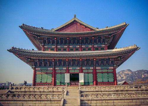 Gyeongbokgung, Seoul, South Korea - www.castlesandmanorhouses.com Castle Layout, Haunted Castles, Houses Around The World, Grand Palace Bangkok, Castle Plans, Castle Parts, Stay In A Castle, Castle Pictures, Medieval Castles