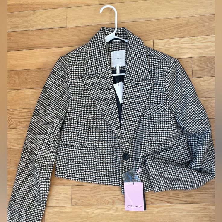 Nwt Avec Les Filles Cropped Black And Brown Houndstooth Blazer. Size Small. Never Worn Chic Gingham Fitted Outerwear, Chic Fitted Gingham Outerwear, Fitted Gingham Blazer For Fall, Fall Workwear Gingham Blazer, Fall Gingham Blazer For Workwear, Fall Gingham Blazer For Work, Fall Gingham Blazer, Cotton Gauze Top, Herringbone Tweed Jacket