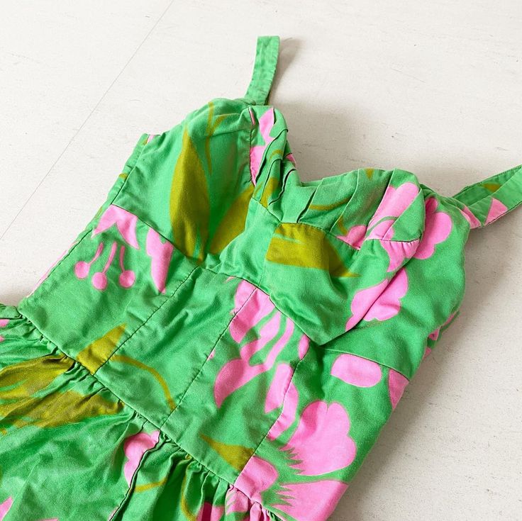 "Love the colours on this very happy 60s Hawaiian. A bright green with pink flowers, this is great for a day oh the beach! Built in cups. Condition: Excellent Bust 33/34\" Waist 25/25.5\" Length 38\" This item has been cleaned and is ready to wear. Comes from a smoke and pet free home. Don't forget to follow me on Instagram @tammaraclearshercloset for new listing alerts. This is shipping from Singapore. Standard post to the US takes about 10 working days. Please contact me if you need it urgentl Green Vibrant Print Dress For Beach Season, Green Summer Dress With Vibrant Print, Green Vibrant Print Summer Dress, Summer Green Dress With Vibrant Print, Green Tropical Cotton Dress, Kelly Green Sleeveless Summer Dress, Retro Summer Dresses With Tropical Print, Summer Retro Dresses With Tropical Print, Retro Green Dress With Vibrant Print