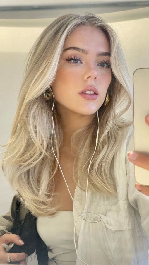 Money Pieces Hair Blonde, Buttercream Blonde Hair Highlights, Money Piece Balayage Blonde, Blonde Hair Money Piece, Money Piece Hair Blonde, Butter Blonde Hair Color, Butter Blonde Highlights, Blonde Money Piece Hair, Butter Blonde Balayage