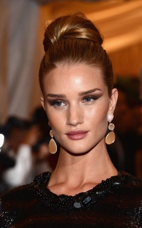 high bun, defined eyebrows, matte lips. Glamorous Hair Updo, Easy Updos For Long Hair, Sleek Updo, Peinados Recogidos, Homecoming Hairstyles Updos, Kate Bosworth, Nicole Richie, Rosie Huntington Whiteley, Kate Hudson