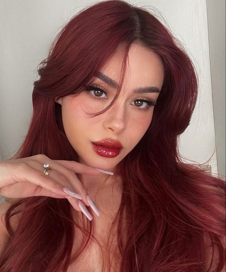 Red Hair Makeup, Cheveux Oranges, Wine Hair Color, Cherry Red Hair, Wine Red Hair, Wine Hair, Red Hair Inspo, Cherry Hair, Dark Red Hair