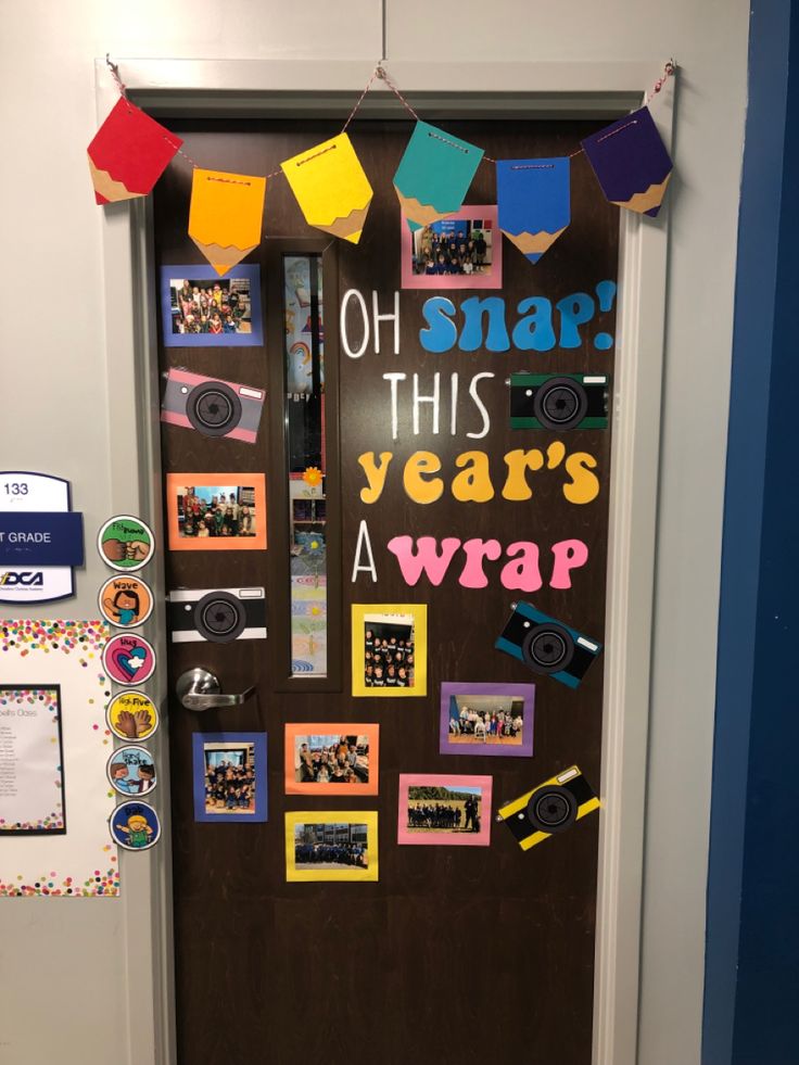 “Oh snap! this years a wrap” on classroom door with cameras and pictures of class. Oh Snap Door Decoration, New Year Daycare Door, Classroom New Year Decorations, Classroom Interactive Wall, End Of School Year Classroom Door, Classroom Door Displays Primary, End Of School Door Decorations, End Of School Year Door Decorations, New Year School Board Decoration