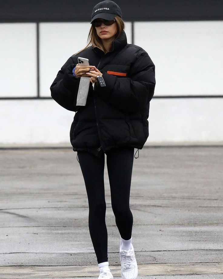 Hailey Baldwin Outfits, Halal Outfits, Athleisure Winter, Neon Shorts, Hailey Baldwin Style, Jacket Store, University Outfit, Hailey Bieber, West Hollywood