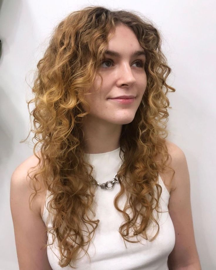 Long Curly Hair with Curtain Bangs Long Layered Curly Hair, Quick Curly Hairstyles, Curly Shag Haircut, Long Curly Haircuts, Natural Curly Hair Cuts, Layered Curly Hair, Curly Hair Photos, Cute Curly Hairstyles, Mohawk Hairstyles