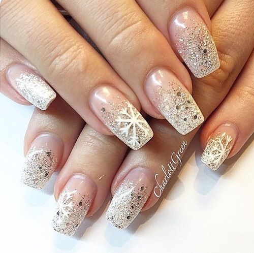 Silver And Gold Christmas Nails, Christmas Nails White And Gold, Gold Snowflake Nails, Christmas Design Nails, Glitter Gold Nails, Purple Fall Nails, Perfect Snowflake, Gold Glitter Nails, Snowflake Nails