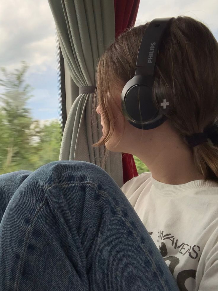 Fone Aesthetic, Girl With Headset Aesthetic, Headphones Girl Aesthetic, People Wearing Headphones, Girl Listening To Music Aesthetic, Person Wearing Headphones, Earphones Aesthetic, As Good As Dead, Sarah Ann