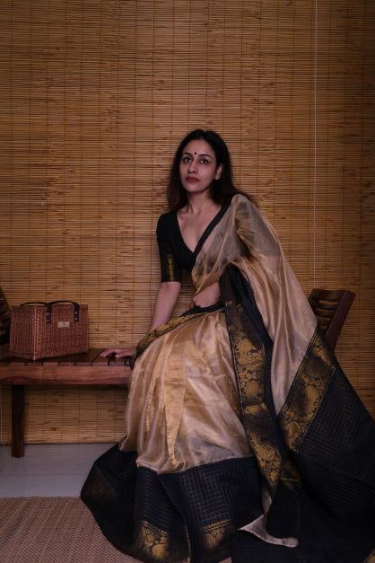 Subtle Saree Look, Plan Black Saree, Cotton Saree Aesthetic, Simple And Elegant Saree Look, Simple Elegant Saree, Saree Look Traditional, Simple Cotton Saree, Ethnic Saree Look, Simple Saree Look