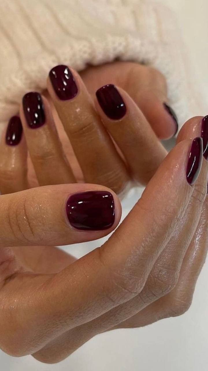 Maroon Nails On Brown Skin, Short Sqovalnails, Wine Pedicure, Burgundy Dip Nails, Short Round Nails Fall, Fall Natural Nails Short, Short Gel Extension Nails, September Toe Nails Color, Square Oval Nails Short