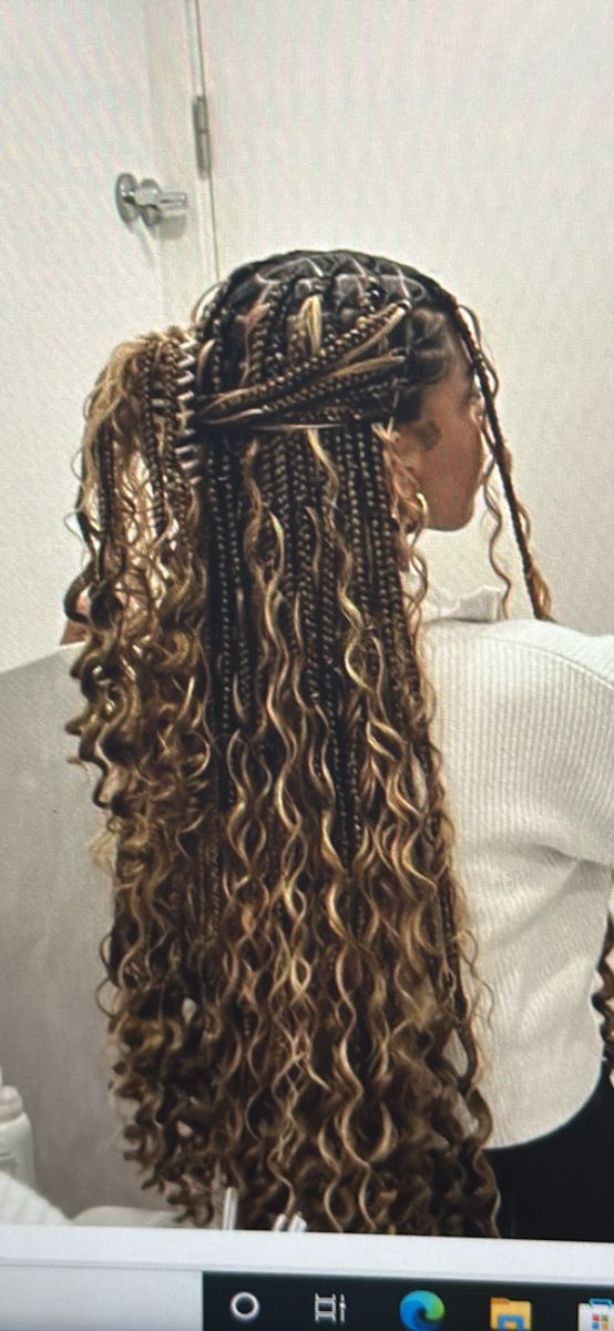 Medium Sized Braids With Curls, Hairstyles Braids For Wedding, Braid Colors For Light Skinned, Boho Braids Long Hair, Black Boho Braids With Brown Highlights, Boohoo Braids Natural Hair, Knotless Box Braids Black And Blonde, Chocolate Brown Boho Braids, Curled Ends Box Braids