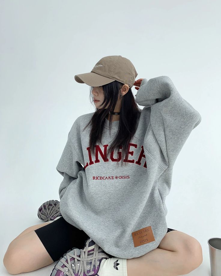 A sweatshirt with a loose over-the-shoulder silhouette that can be worn casually.

It has a basic look and is great for coordination.

This is a one-piece item that can become the focal point of your outfit just by putting it on.
◾️Model
Height/Weight：158cm(62.2in)/40kg(88.1lb)
Fitting Size：L
◾️Material
cotton



Size (cm)
Length
Chest
Shoulder
Sleeve Length


M
72
120
55
62


L
74
124
56
63


XL
76
128
57
64


2XL
78
132
58
65 Oversized Long-sleeved Sweater With Letter Embroidery, Oversized Long Sleeve Sweater With Letter Embroidery, Oversized Sweater With Letter Embroidery, Gray Oversized Drop Shoulder Sweatshirt, Oversized Gray Drop Shoulder Sweatshirt, Casual Oversized Heather Grey Sweater, Oversized Heather Grey Casual Sweater, Oversized Gray Sweater For College, Gray Oversized Sweater For College