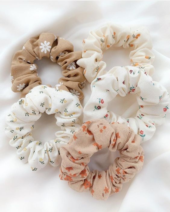 IDEIAS DE LEMBRANCINHAS PARA O DIA DA MULHER - Artesanato de Valor قلادات متدلية, Diy Hair Scrunchies, Hair Tie Accessories, Hair Accessories Collection, Hair Accessories Clips, Girly Accessories, Hair Scrunchies, Cute Accessories, Diy Hair Accessories