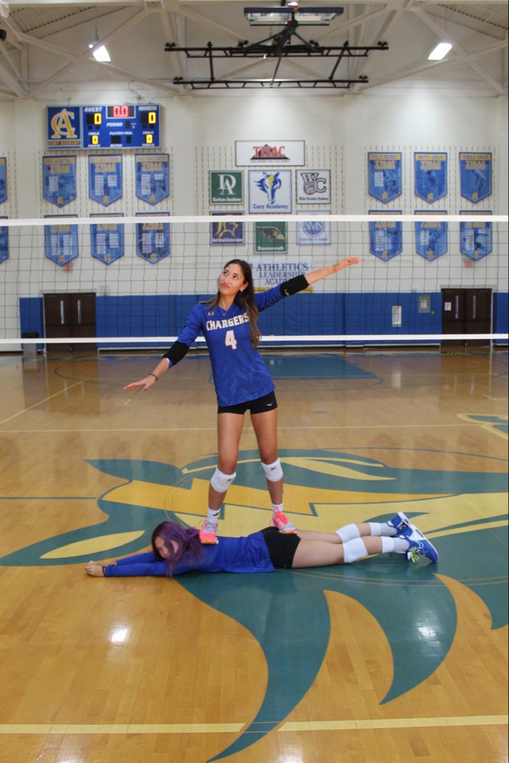 Media Day Photos Volleyball, Volleyball Media Day Poses Solo, Volleyball Buddy Pictures, Track Media Day Poses Duo, Volleyball Poses With Friends, Volleyball Duo Pictures, Duo Volleyball Poses, Cute Volleyball Pictures With Friends, Funny Media Day Poses