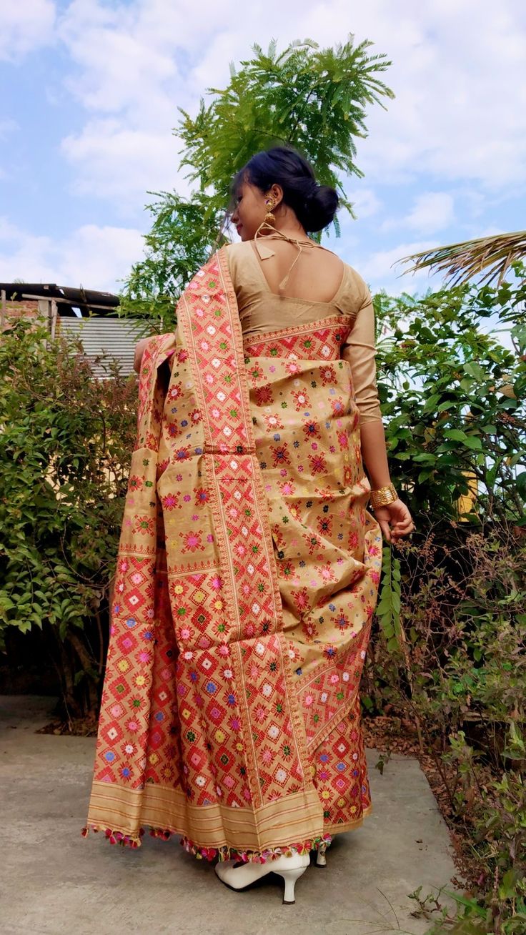 Assamese Traditional Outfit | Muga | Bihu Bihu Photoshoot Ideas, Bihu Assam Aesthetic, Assamese Outfit, Assamese Saree, Assamese Traditional Dress, Assamese Aesthetic, Assamese Bihu, Assamese Dress, Assamese Bride