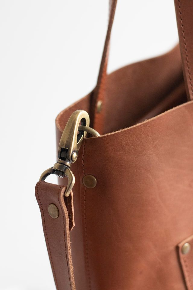 Smooth leather unlined tote with two interior pockets, one open, one zippered. It comes with fixed handles and an adjustable and removable leather strap. Leather Dye, Leather Bags Handmade, Handcrafted Leather, Vegetable Tanned Leather, Handmade Bags, Leather Tote Bag, Leather Accessories, Full Grain Leather, Leather Handle