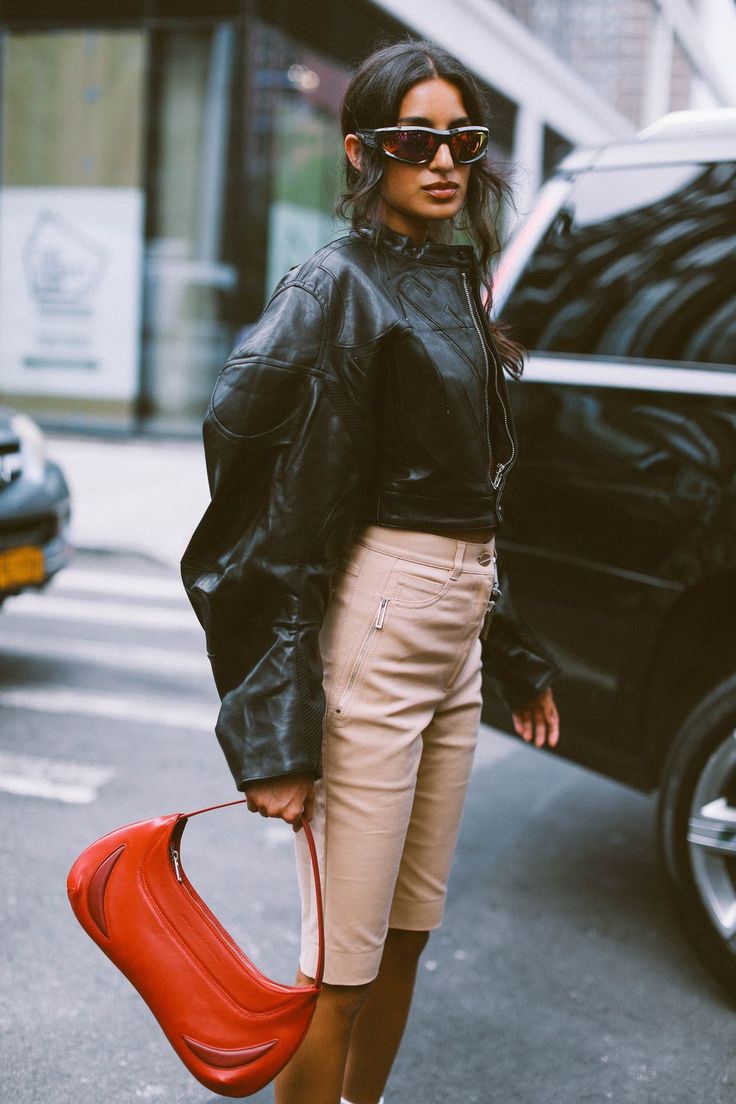 Red Shoulder Bag Outfit, Outfits Minimal, Shoulder Bag Outfit, Minimalist Street Style, Models Off Duty Style, Street Style Photos, Nyfw Street Style, Model Street Style, Leather Jacket Style