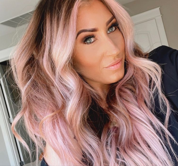 Rose gold highlights, pink hair, pink balayage, pink highlights Light Pink Balayage, Pink Balayage, Baby Pink Hair, Pink Ombre Hair, Blonde With Pink, Fun Hair, Pretty Hair Color, Pearl Pink, Hair Colours